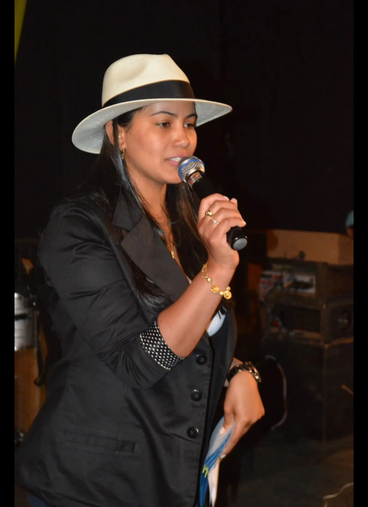 Janice Correia apresentando em evento