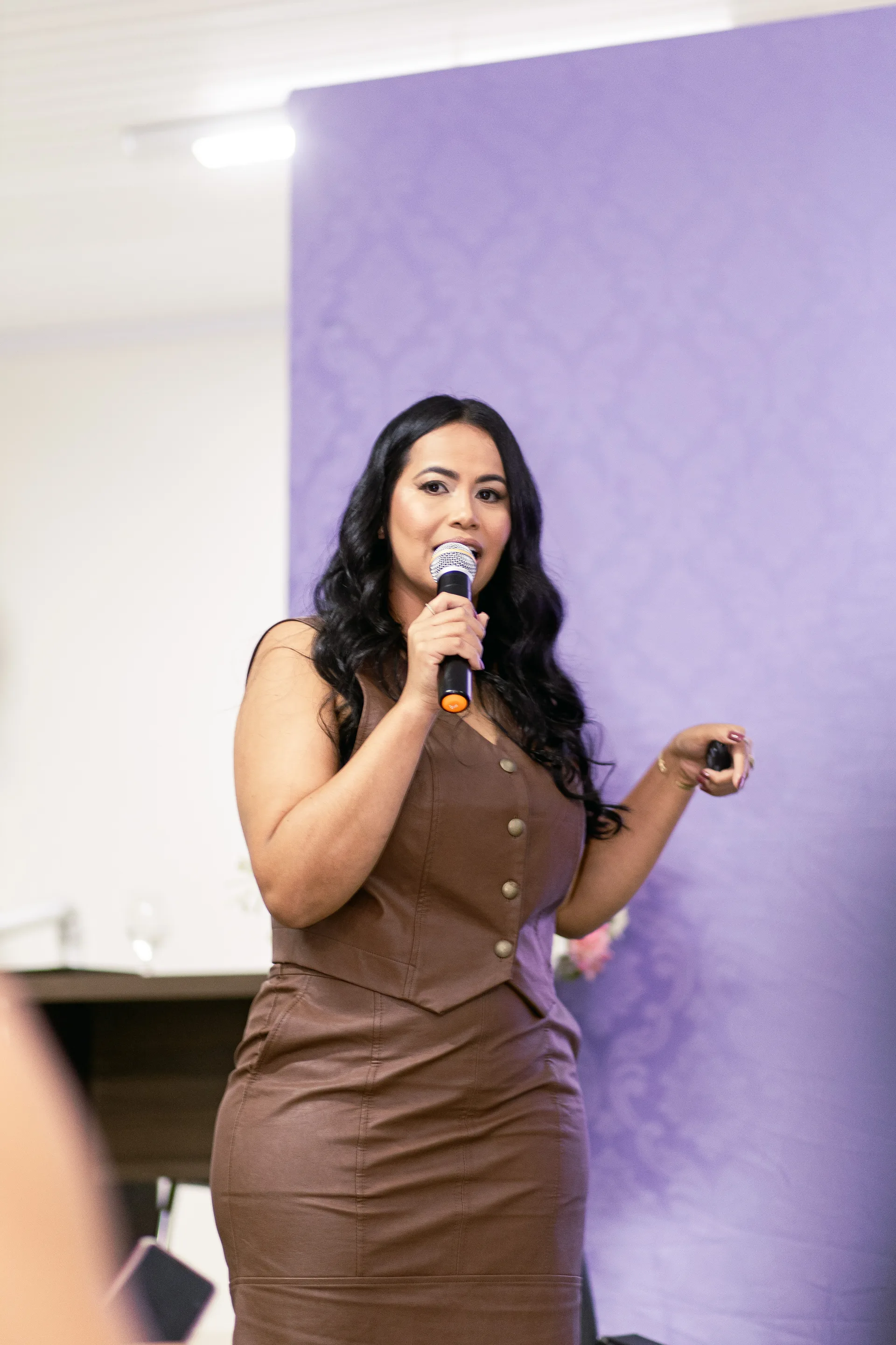 Janice Correia em palestra para público